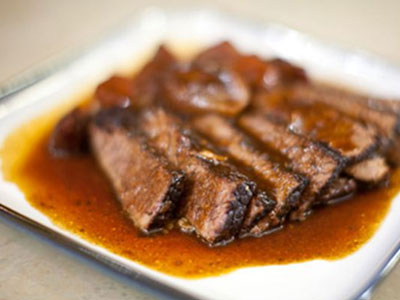 Μοσχαρίσια φιλετάκια σε σάλτσα κρασιού